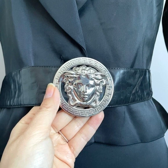Tuta vintage Y2K Versace nera in raso blazer gonna con cintura Medusa S M