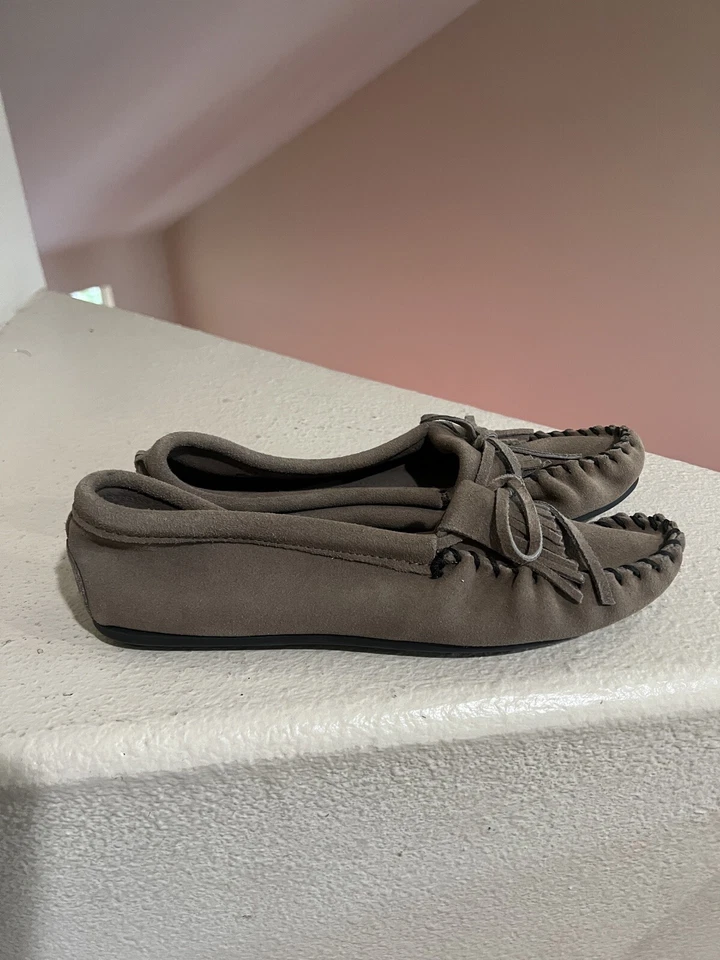 Sandalias sin cordones Minnetonka Kilty para mujer gris gamuza cuero conducción 9,5 Foto 2 de 4