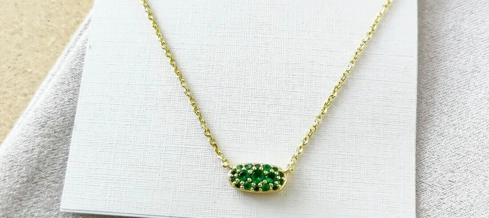 Colgante con racimo de esmeralda verde de corte redondo de 1,2 quilates enchapado en oro amarillo de 14 quilates Foto 4 de 4