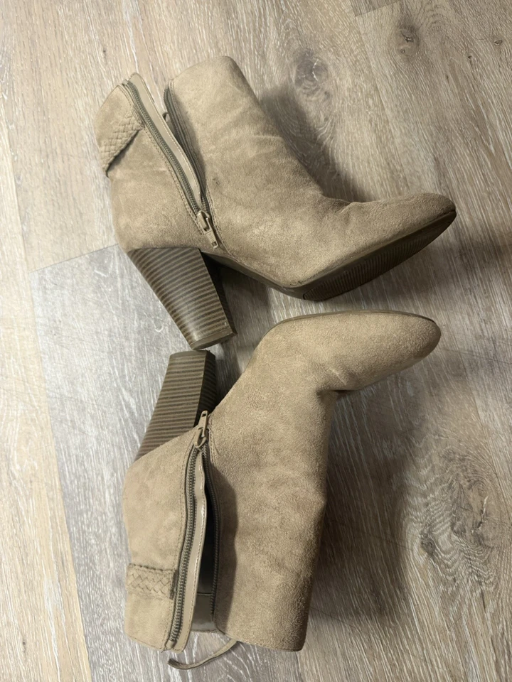 Tacón de cuña con cremallera A.N.A beige liso talla 9,5 M punta cerrada gamuza flecos acento Foto 3 de 4