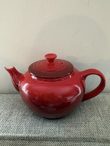 Le Creuset Stoneware Classic Teapot 1.4 qt Cerise