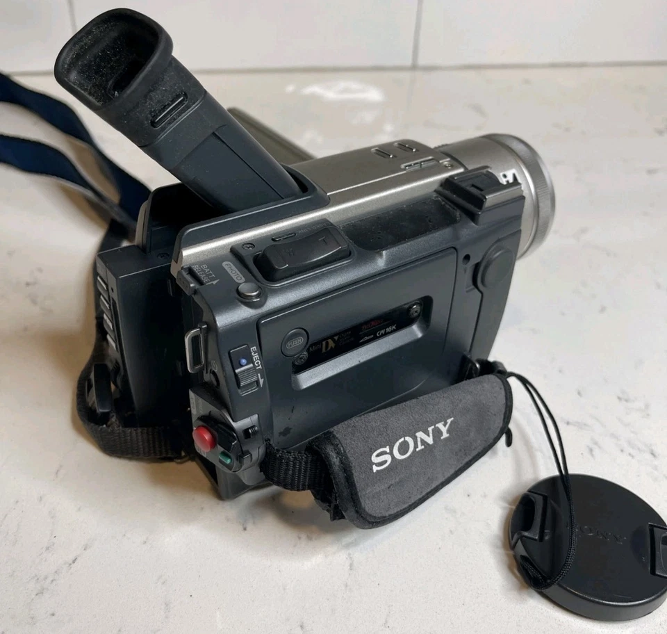 Videocámara Sony Handycam Vision DCR-TRV900 plateada con zoom digital 48x Mini DV PROBADA Foto 3 de 4