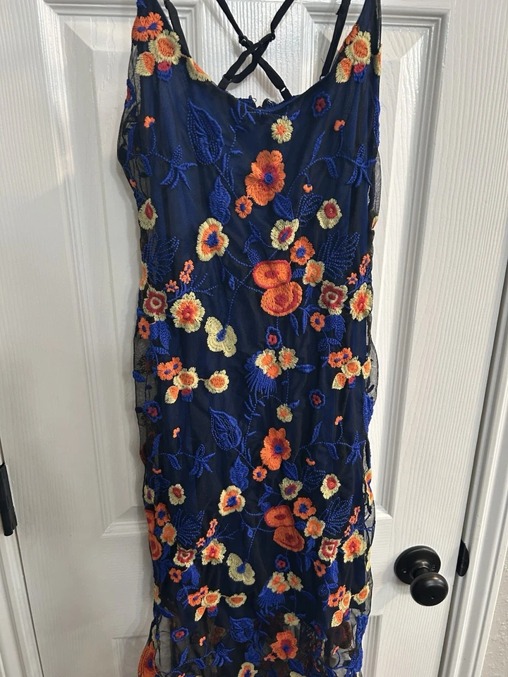 BCBGeneration Vestido Azul Floral Bordado Talla 2 Correa Ajustable Sin Mangas Foto 2 de 4