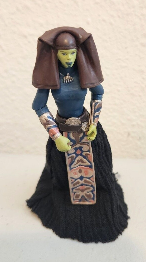 Hasbro Star Wars Revenge of the Sith Jedi Master Luminara Unduli Action Figure