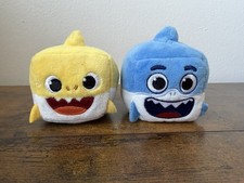 2 WowWee Pinkfong Shark Singing Plush Cube -sings Baby Shark blue Yellow