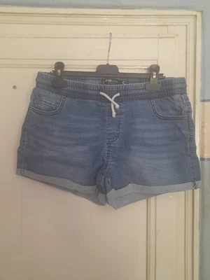 Short en jean bleu, marque FB Sister, taille S - Photo 1/3