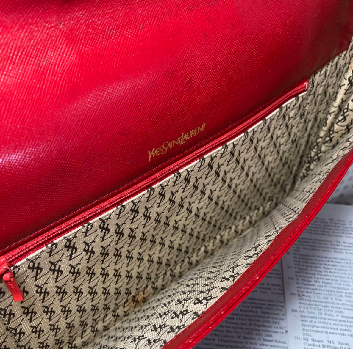 Yves Saint Laurent Borsa a pochette in pelle a forma di lettera vintage