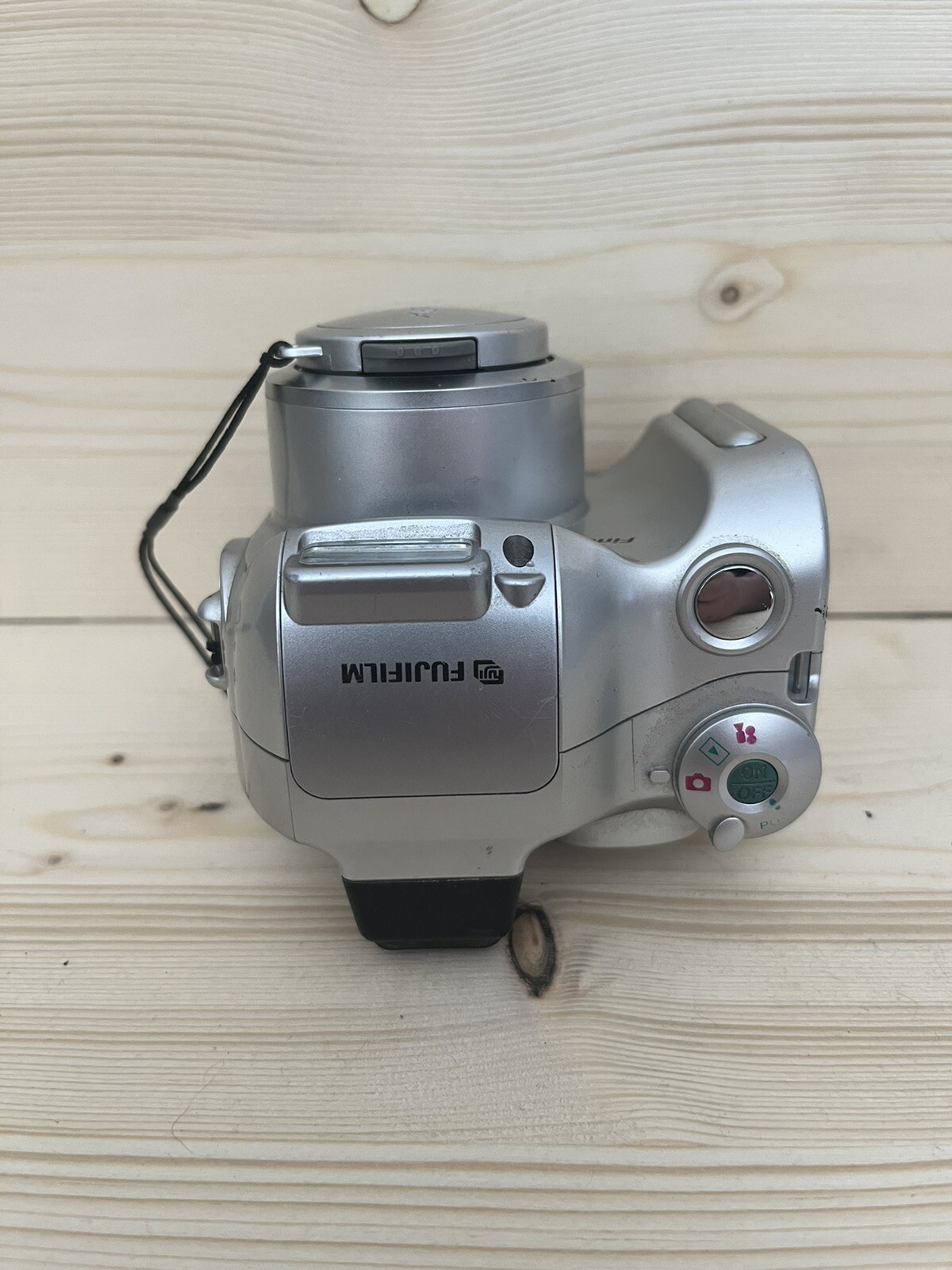 Fujifilm FinePix 2800 Zoom 2.0MP Digital Camera Silver UNTESTED