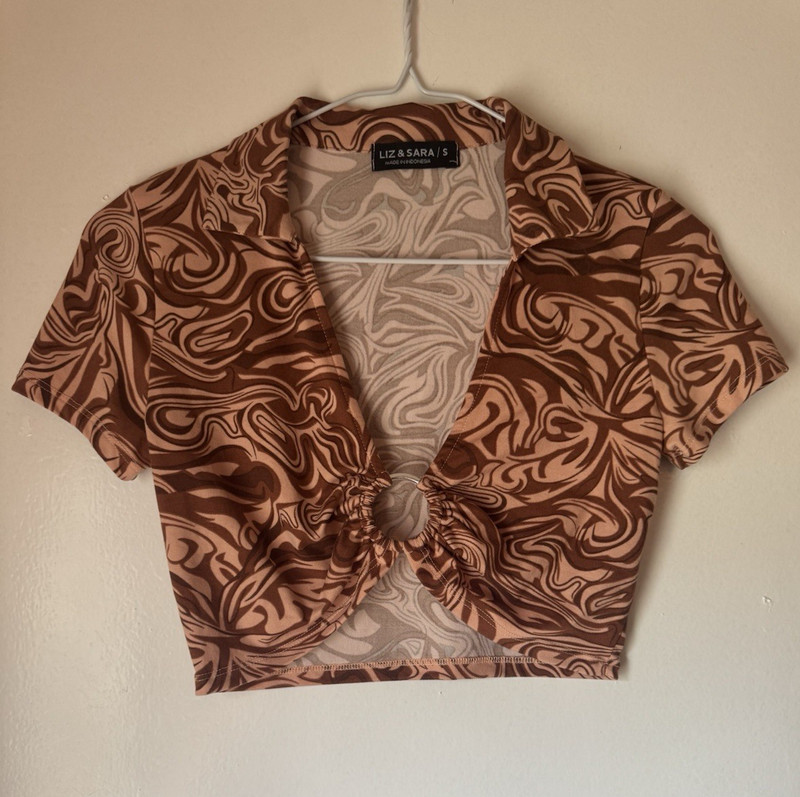 Liz & Sara Women's Abstract Swirl Twist-Front Collared Cropped Blouse S