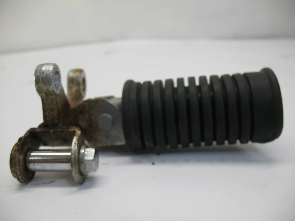 Clavija reposapiés izquierda Suzuki GS300 GS 300 L 1982 43520-11900 Foto 4 de 4