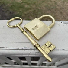 VTG Virginia Metalcrafters Solid Brass Skeleton Key Padlock Paperweight Decor