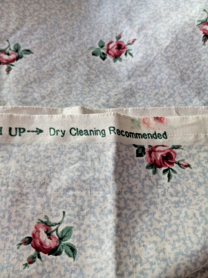 Tecido de algodão polido 38" x 50" Tea Party WAVERLY azul pálido com rosas vermelhas - Imagem 4 de 4