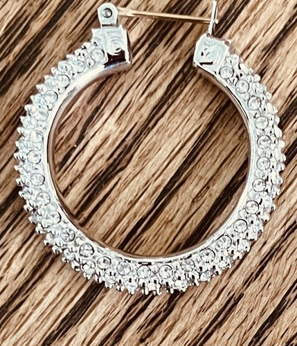 Pendientes de colección de cristal de swarovski tono plateado aro perforado cisne firmados - Imagen 2 de 4
