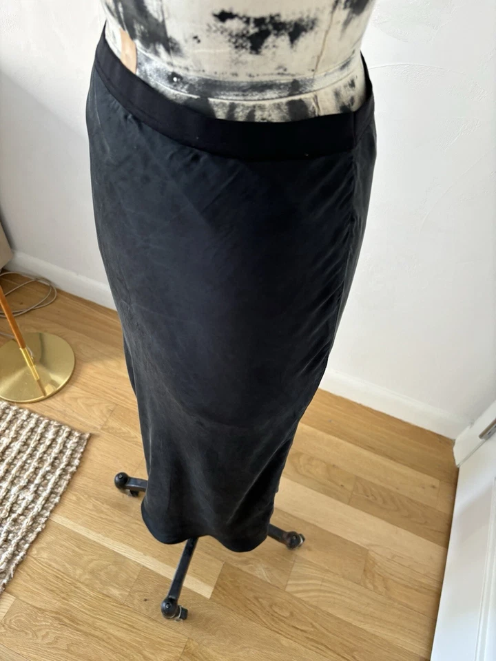 Falda midi sesgada Cami NYC negra 100 % seda talla M Foto 2 de 4