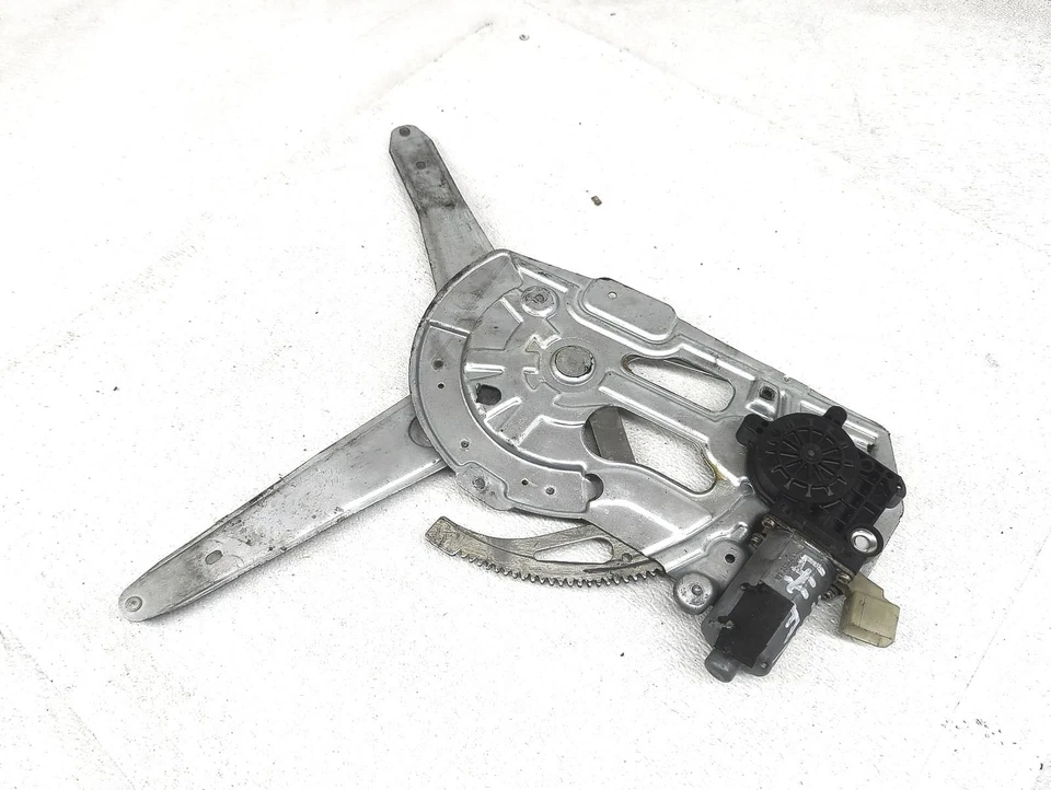 Регулятор двигателя стеклоподъемника передней водительской двери 2001-2005 Volvo S60 30661218 - Изображение 4 из 4