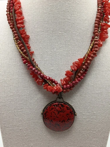 VETEMENTS Collana con perline a più fili rossi e perle marroni