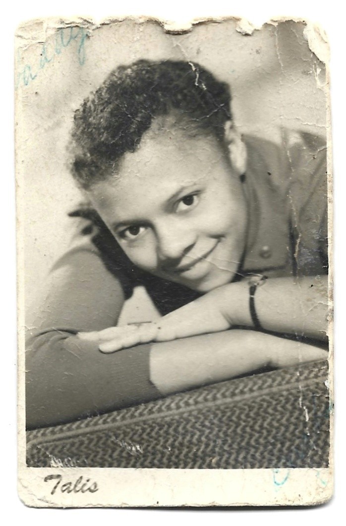 Foto antigua vintage de los años 50 de una niña de papá negro elogia a su padre por buenos consejos