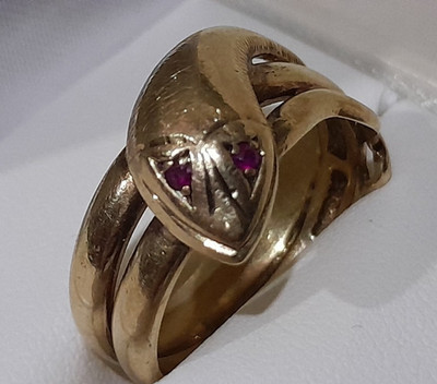 *SCHWERER RING ''RUBINAUGEN AUFGEROLLTE KOBRA SCHLANGE AUS 9 KT 375 GELBGOLD''. Gr. T. 7 Gramm*