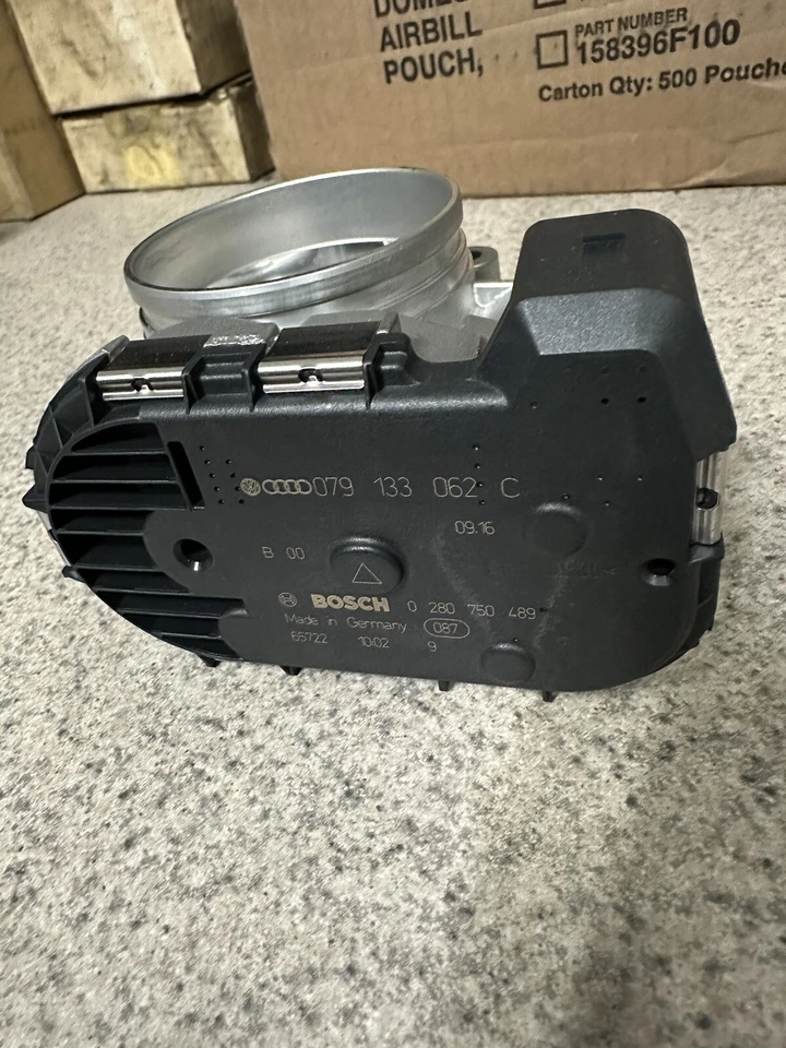 NUEVO Cuerpo de acelerador de inyección de combustible genuino Audi para VW/Audi 079133062C S4 R8 S8 Foto 3 de 4