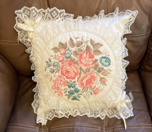 2 Throw Pillows Romantic Retro Lace Flowers Bows Set Of 2 - Picture 2 of 9