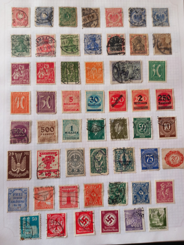 Avon Stamp Album with Hundreds of Stamps - 第 10/15 張圖片