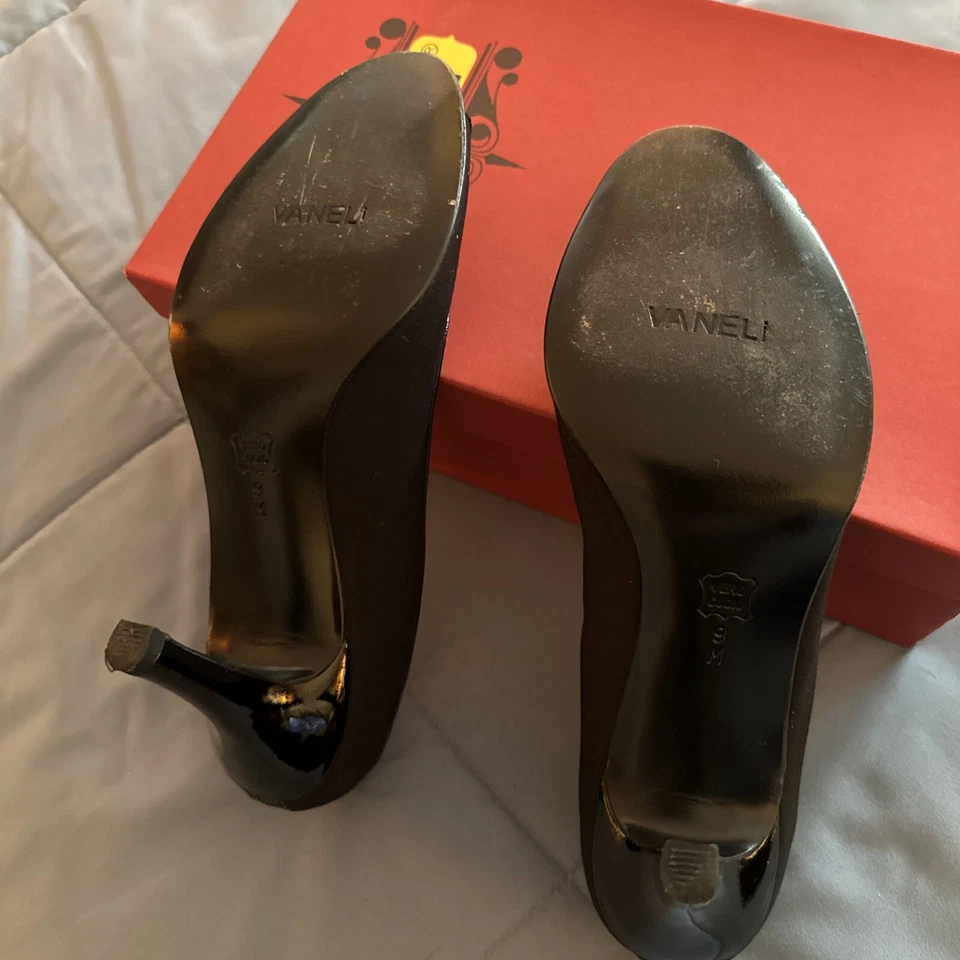 Bombas peep toe Van Eli de tecido preto e salto patenteado 9M - Imagem 4 de 4