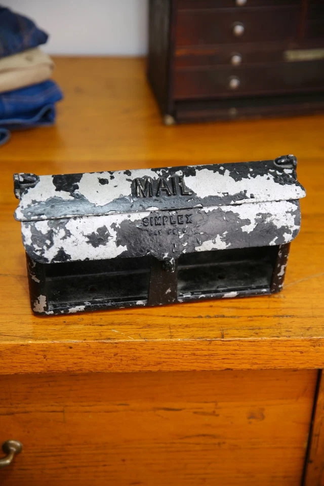 Antiguo buzón carta ranura puerta aluminio fundido poste montaje industrial antiguo MCM Foto 3 de 4