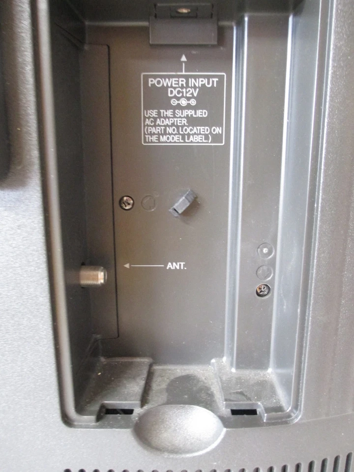 Sharp Aquos LC-20S4U LCD 20” TV Retro Gaming - w/Power Cord & Remote Works Great - Image 4 of 4