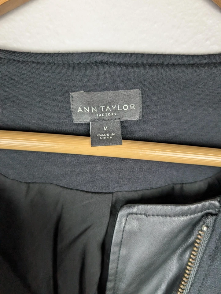 Chaqueta Ann Taylor Factory para mujer mediana negra imitación cuero moto bolsillos con cremallera Foto 3 de 4