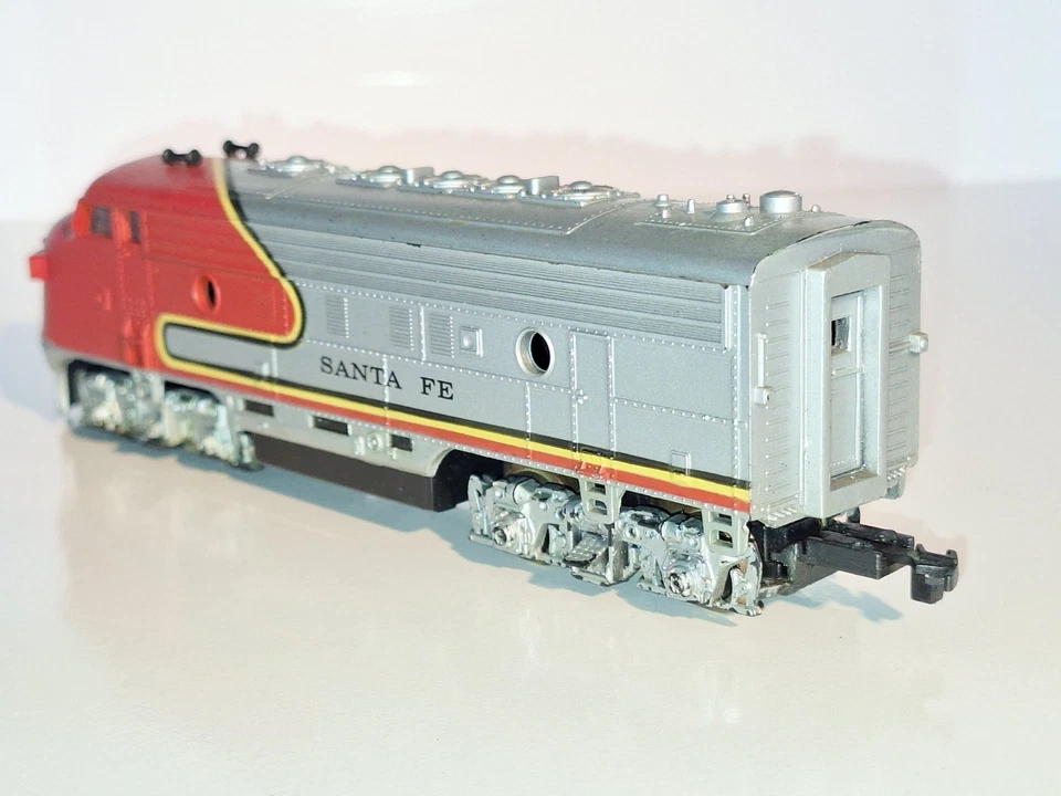 Lifelike Santa Fe Bo-Bo Diesel Loco. Good motor, headlight. Minor decal wear.HO - Image 2 of 4