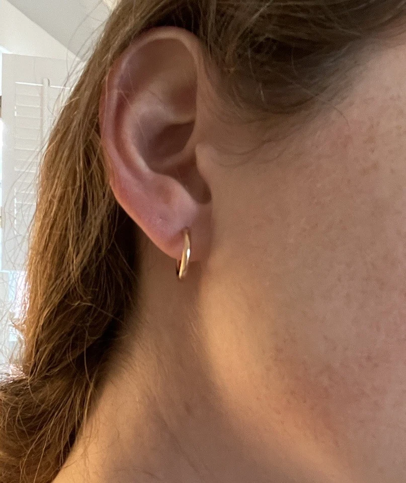 Aros Huggie clásicos rellenos de oro rosa de 14k con poste y respaldo de mariposa Foto 3 de 4