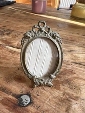 Petit cadre ovale fin XIXe métal à poser – 9 x 5,5 cm