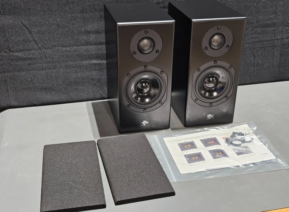 Altavoces de estantería de 2 vías KIN by Totem Monitor - negros Foto 3 de 4