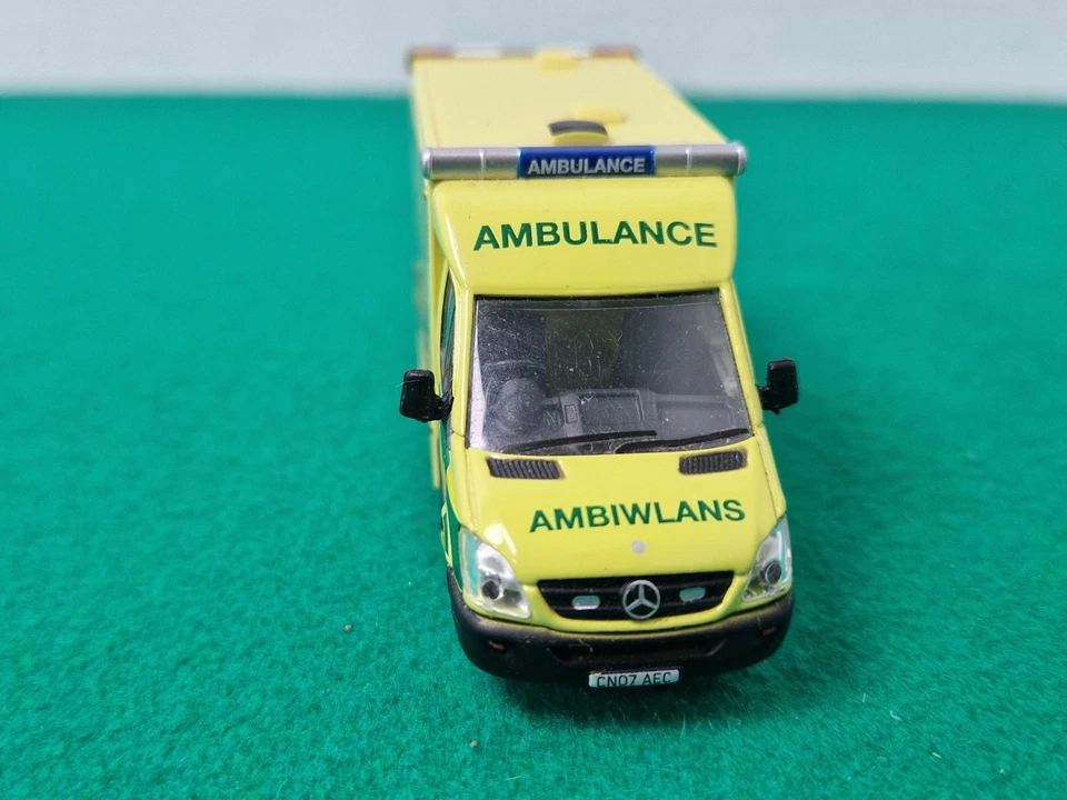 OXFORD DIECAST 1:76 OO Gauge Mercedes-Benz Sprinter Welsh Ambulance Service — 第 2/4 张图片