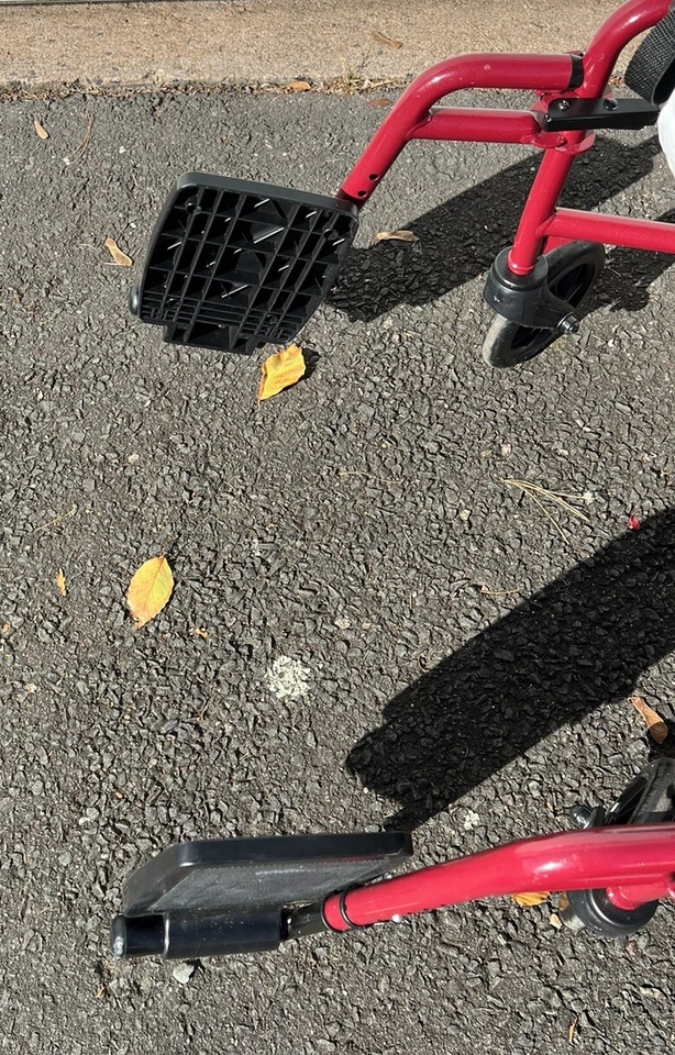 Silla de ruedas Walgreens Transport plegable roja 300 libras máx. Foto 3 de 4