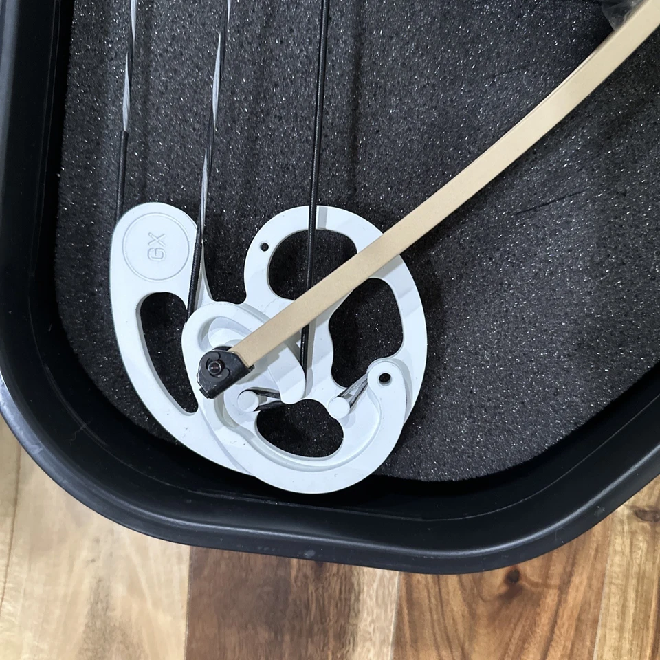 Genesis Bow Right Handed YOUTH White and Gold & Plano Case - Image 3 of 4