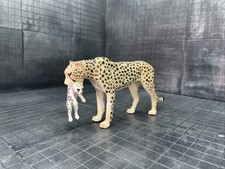 Jouet MOJO guépard maman femelle avec louveteau dans la bouche