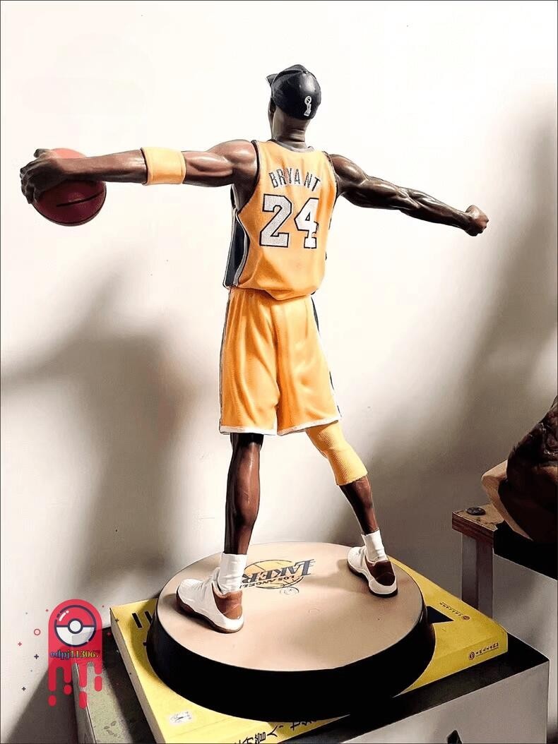NBA Star Roar Kobe Statue 13in Commemorative Model Boxed