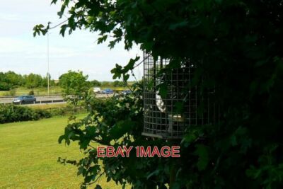 FOTOLESUNG AUTOBAHNDIENSTE (M4 OSTRICHTUNG) SICHTBAR IN DER HECKE IST EINE LÜFTUNG
