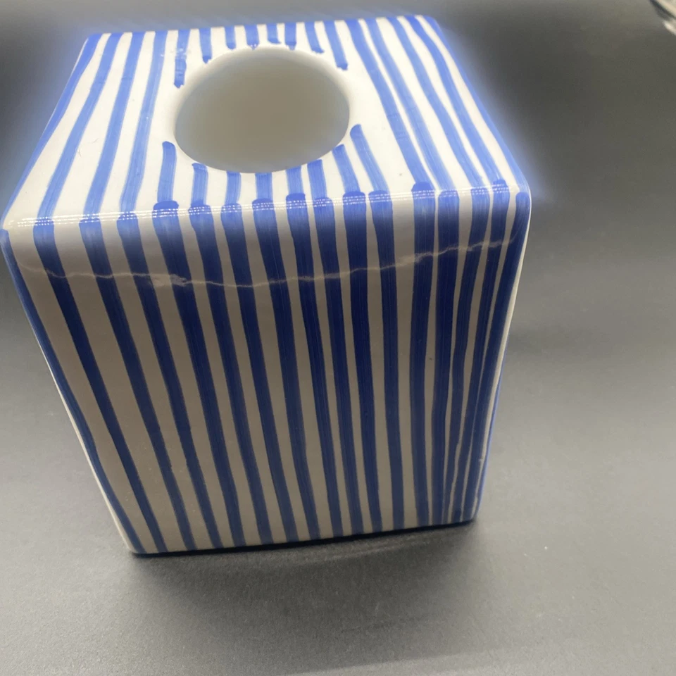 Cubierta de caja de pañuelos pintada a mano hecha en Italia. Foto 2 de 4