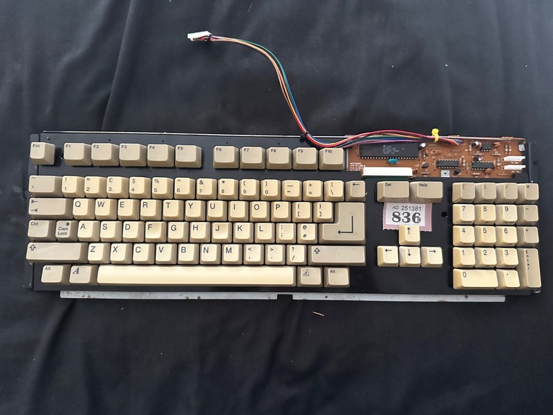 Amiga A500/plus keyboard signs of Yellowing tested working ok  green led 36