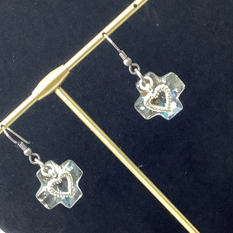 Pendientes Cruz Cristal Brighton Karma Gris Ahumado Alambre Francés Acentos Corazón Foto 2 de 4