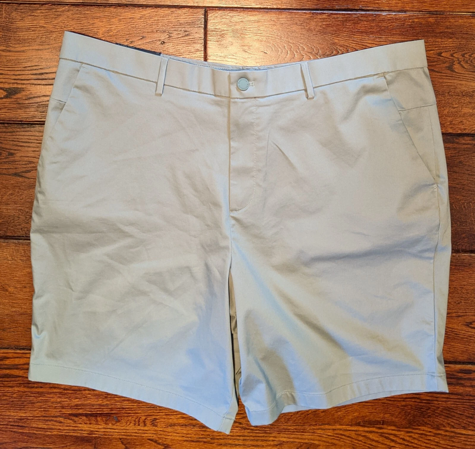 Banana Republic Men’s Core Temp 9” Aiden Short NWT Size 42 Light Gray