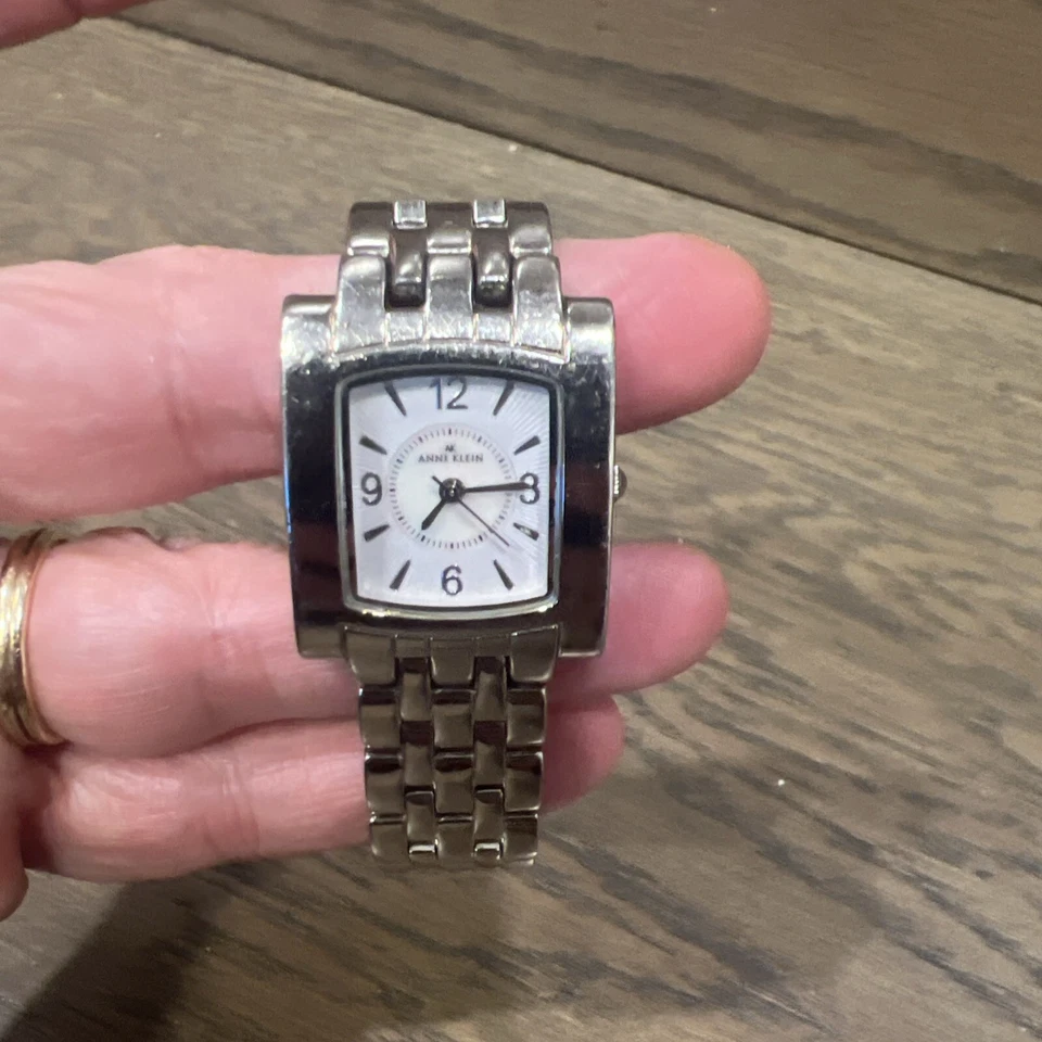 Reloj Pulsera Anne Klein Cuarzo Plateado V121E Funciona Con Batería Nueva Foto 3 de 4