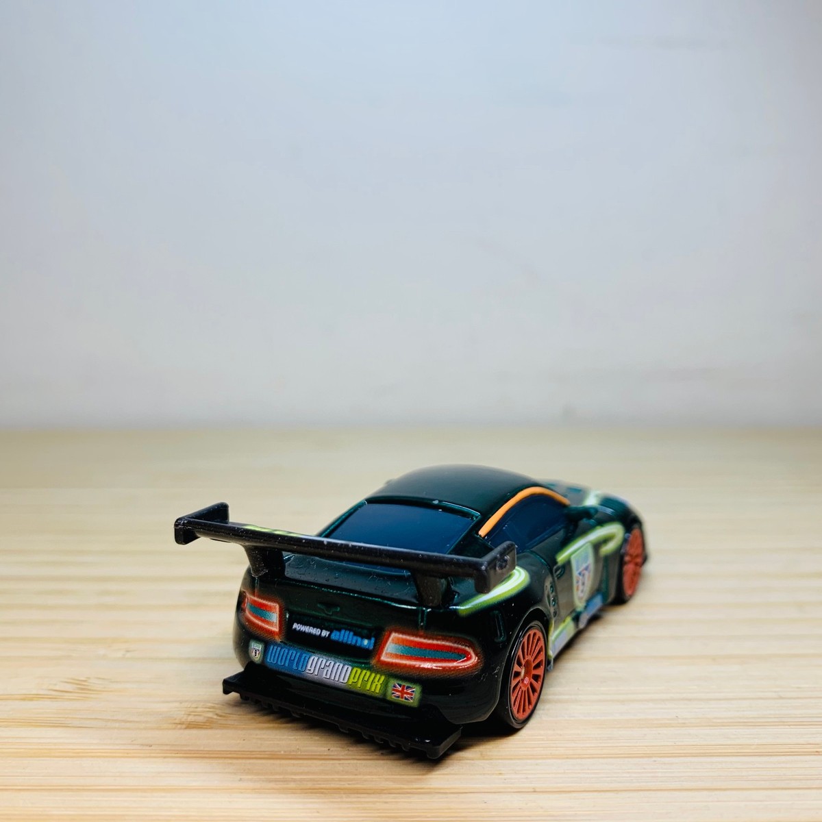 Disney Pixar Cars - Nigel Gearsley Neon Racers WGP Racer Diecast