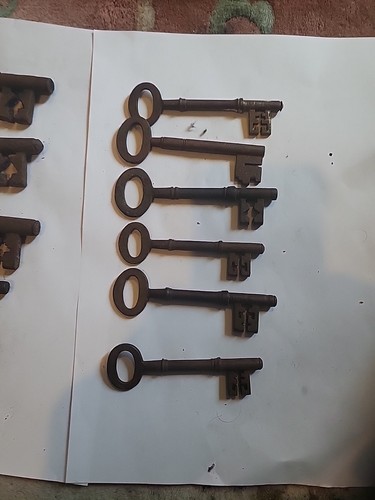 ANTIQUE 18TH CENTURY LARGE WROUGHT IRON PRISON KEYS X11 - Picture 3 of 11
