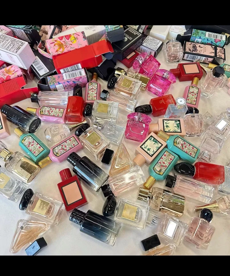 Lote de 17 mini botellas de fragancia para mujer Foto 2 de 4