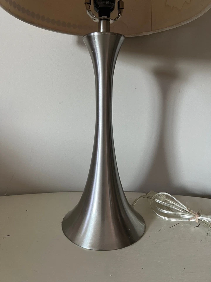 Lámpara de mesa Allen + Roth plateada base delgada pantalla de luz crema con tachuelas plateadas Foto 3 de 4