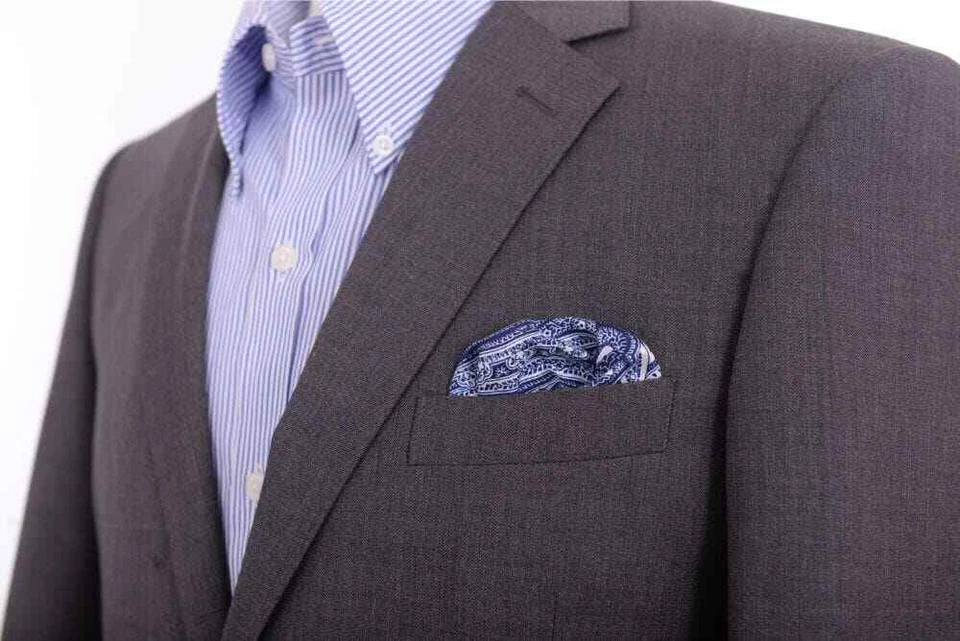 Pañuelo de bolsillo de seda con paisley azul oscuro de Cesare Attolini hecho a mano en Italia Foto 2 de 2