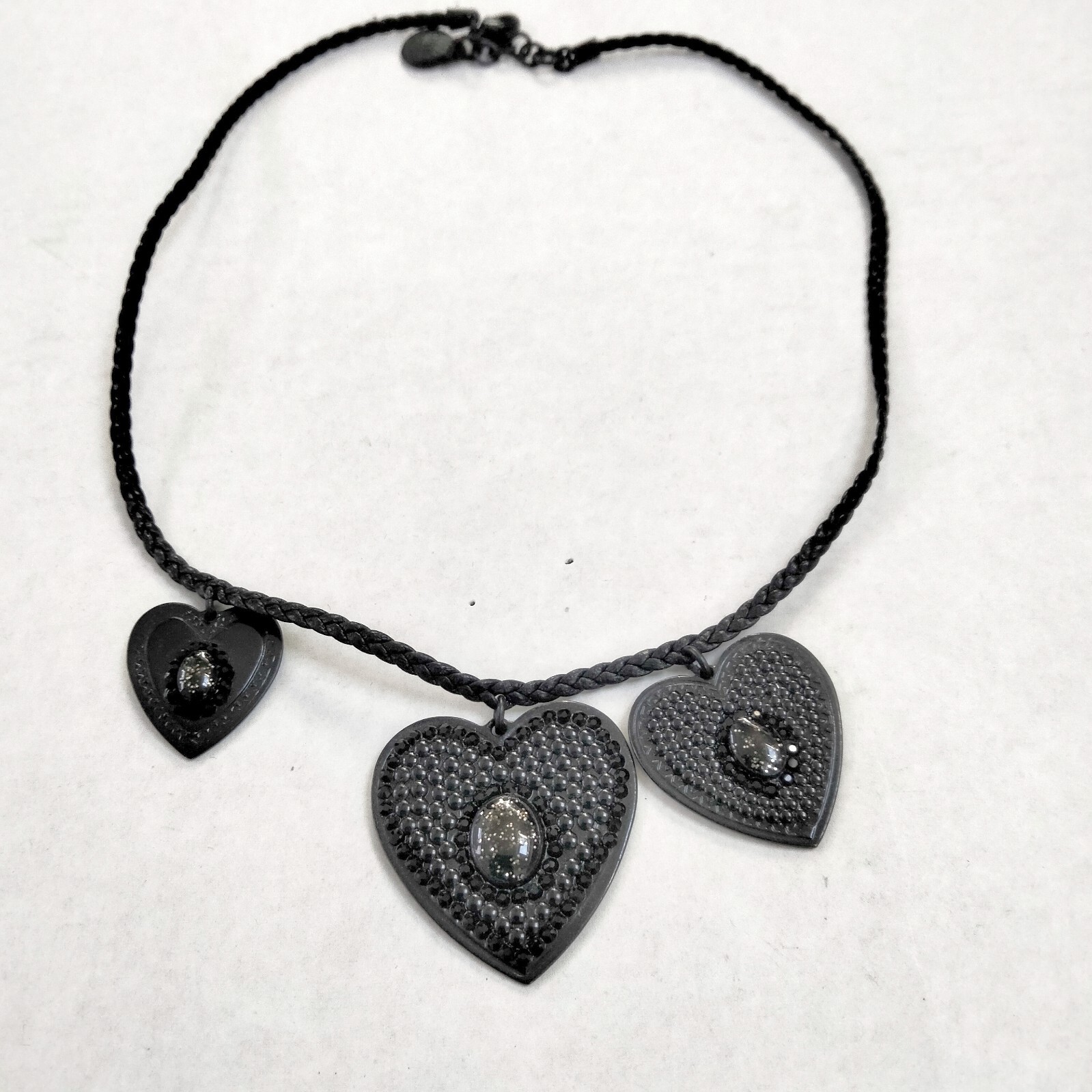 Collier GAS ras du cou avec coeurs noirs un bijou de créateur chic et neuf